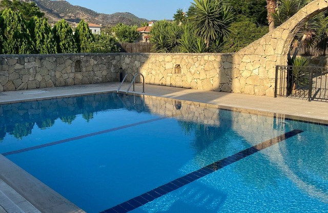 Die Villa befindet sich in einer ruhigen Sackgasse in Karsiyaka in der Nähe von Kyrenia.