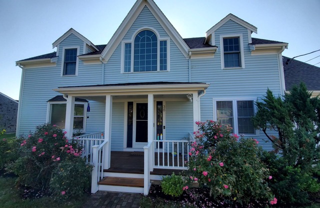 Family-Friendly Oceanfront Haven, 4 bed, 2 bath sleeps 10. EZ beach access w. AC