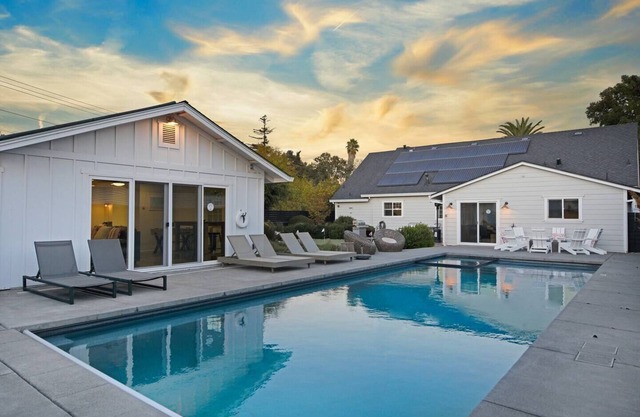 Relaxing Palmer Farmhouse Pool + Hot Tub + Putting Green Walkable to Sonoma DT