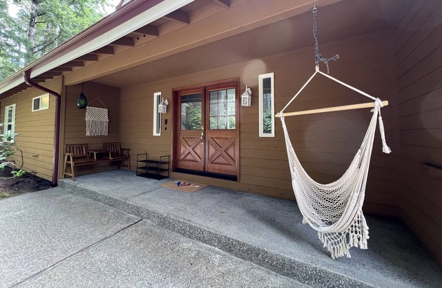 Family-friendly, pet-friendly lakefront retreat