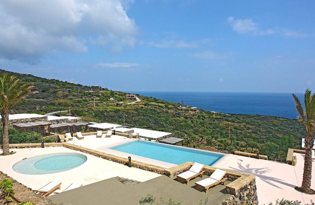 Das Hotel liegt an einem der Wahrzeichen von Pantelleria l'Arco dell'Elefante im Osten