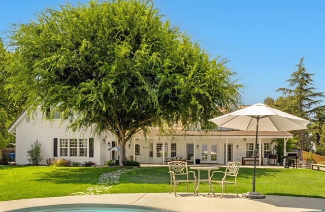 Family friendly pool, walk to restaurants!
