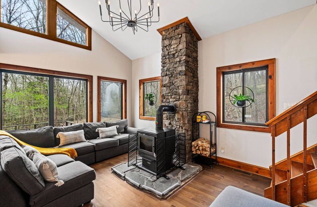 Family friendly private escape w/ hot tub, game room & fireplace in the Poconos