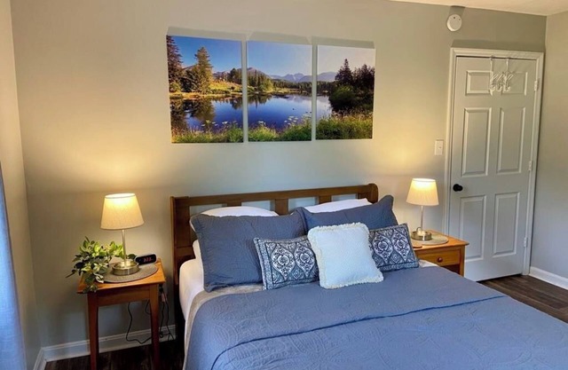 Family Friendly-Queen beds- Large deck-Spacious kitchen