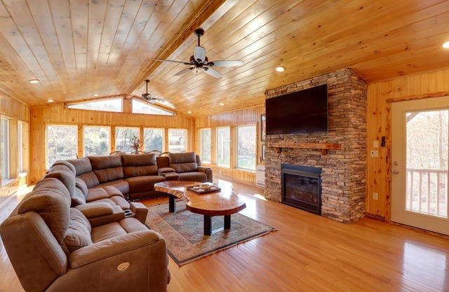Family-Friendly Riverfront Manor on the Little Red