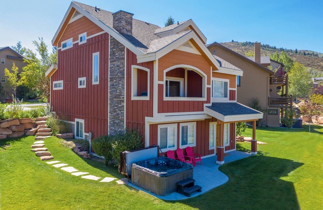 Family Friendly Retreat for 17 w/Hot Tub & Views - 5 min to PCMR Canyons Village