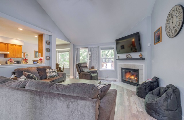 Family-Friendly Silverdale Home w/ Private Deck!