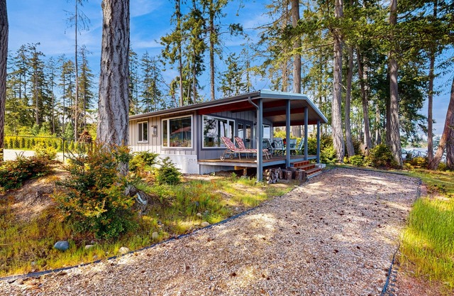 Family-friendly, soundfront getaway with deck, Wifi, W/D and mountain views