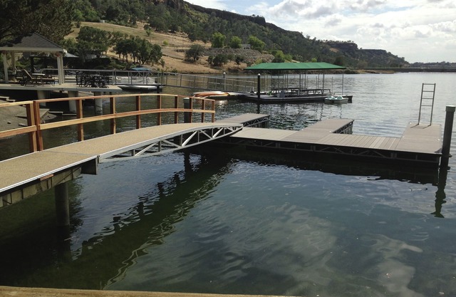 Familienfreundliche Süd Tulloch Lake Waterfront Home w / Bootsanleger