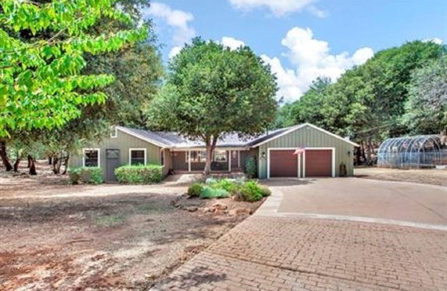 Family friendly, spacious and confortable Cabin with a wood Fireplace.