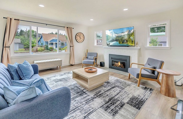 Family-Friendly Tacoma Stay- Newly Remodeled Home with AC & Pet-Friendly Yard