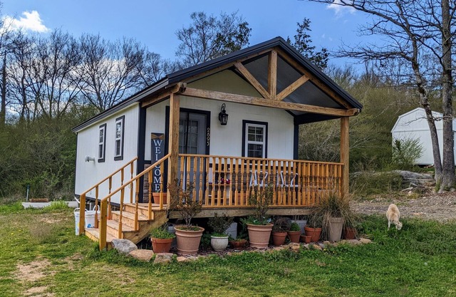 Family-friendly tiny house with creek access!