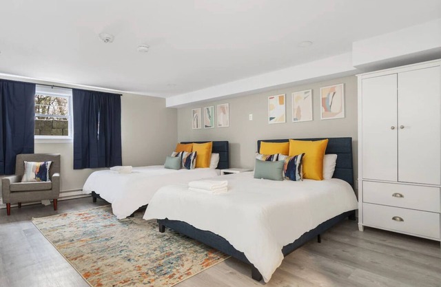Family-friendly Unit with Free Guest Parking and a Fully Equipped Kitchen