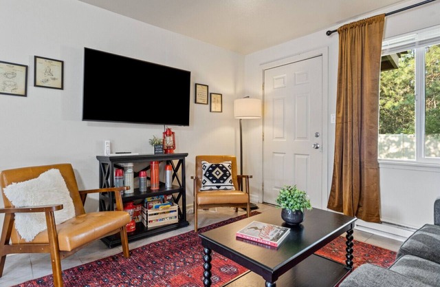 Family Friendly Apt Near Glacier with Pickleball