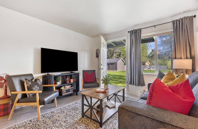 Family Friendly Space w/ Spacious Yard and Firepit