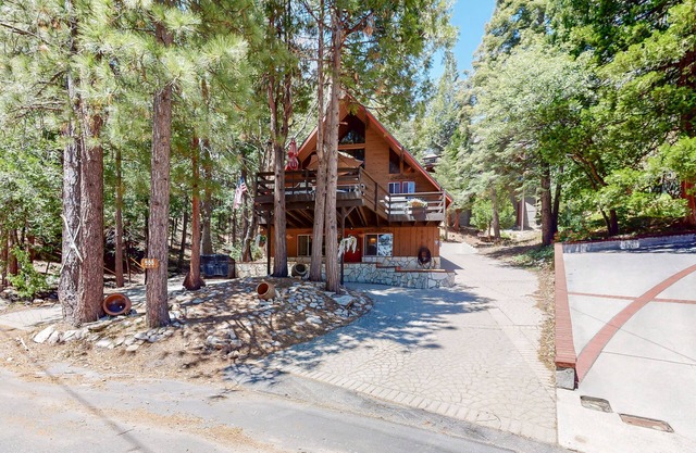 Family-friendly cabin w/ private hot tub, 2 fireplaces & game room