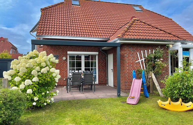 Familienfreundliches Ferienhaus in Deichnähe, Terrasse und Garten