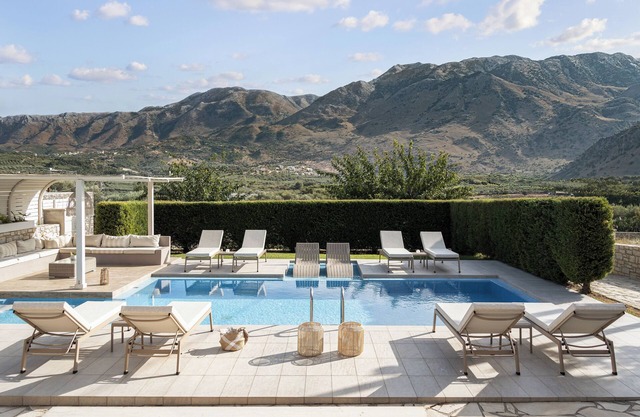 Familienfreundliche Villa mit großem Pool in idyllischer Umgebung, Meer- / Bergblick