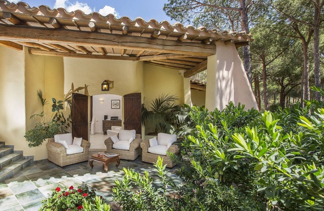 Freistehende Villa im mediterranen Stil, in der Nähe des privaten und geschützten Strandes