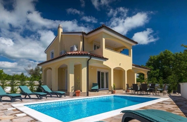 Familienfreundliche Villa in ruhiger Lage mit beheiztem Pool