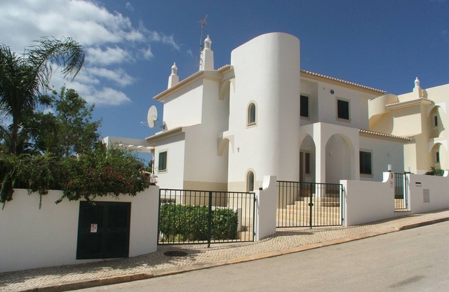 Moderne Luxusvilla, abgeschiedene Gärten, 10 Min zu Strand, Yachthafen & Stadt