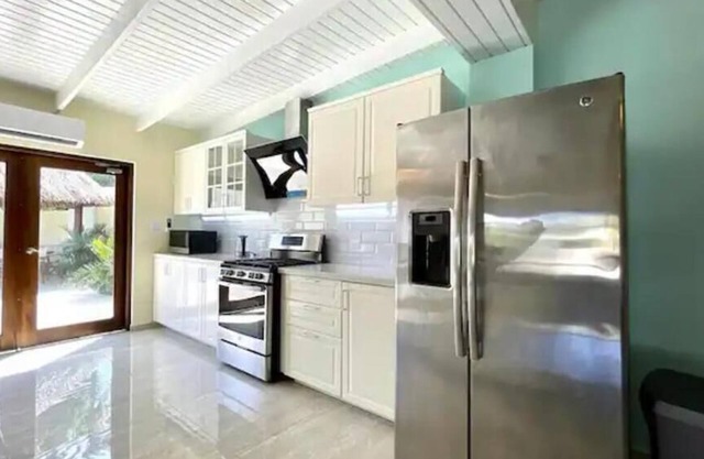 Family friendly villa w/pool 2 minutes from Eagle Beach!