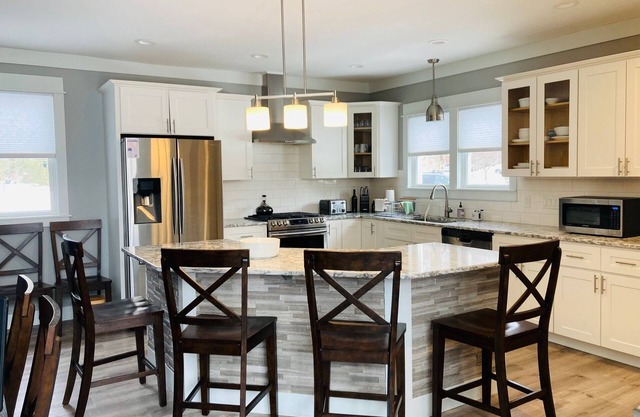 Family friendly! Walk to Fishtown, beaches, shops and restaurants.