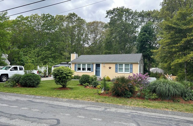 Family friendly , walking distance local restaurants, ice cream, biking beach