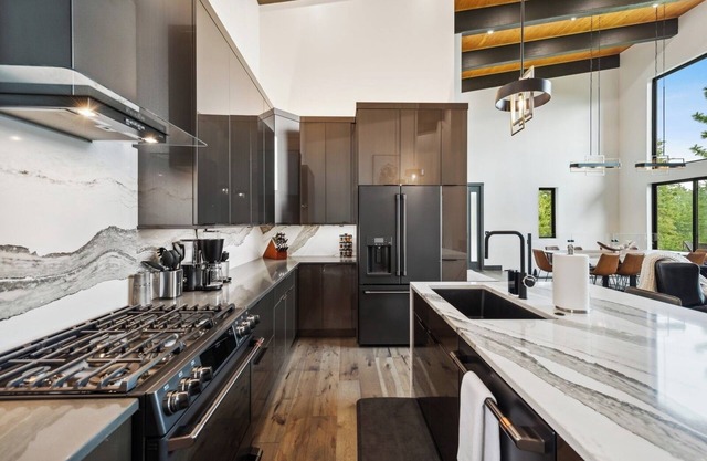 Family friendly with 180 Degree views of Flathead Lake and Mountain Range