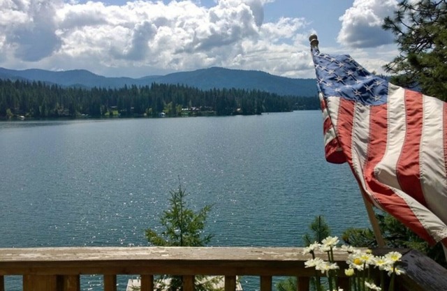 Familienfreundlich mit einer schönen Aussicht auf Hayden Lake.