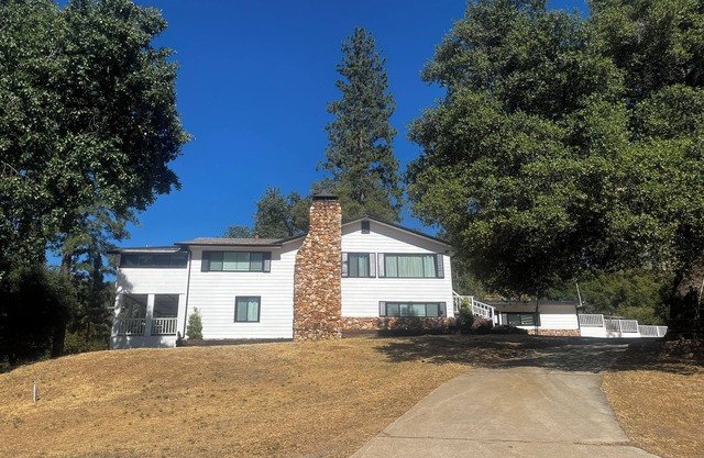 Family‑Friendly Yosemite & Bass Lake Retreat