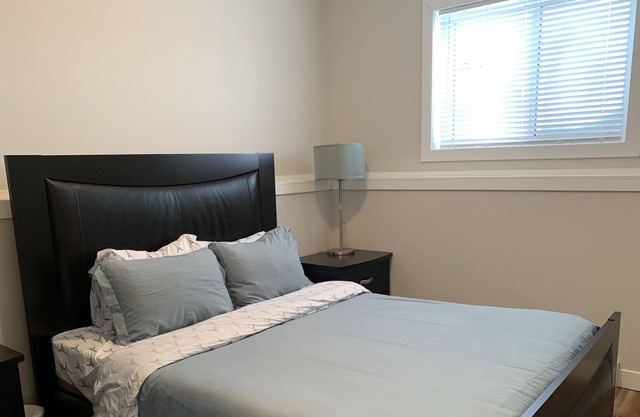 ★Family Friendly★Beautiful Bright 2 BDR 1 sofa bed Suite★Pets Welcome★