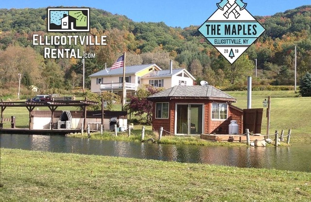 Family & Friends Retreat w/HotTub, Amazing Views, 5 big bedrooms & 14 acres