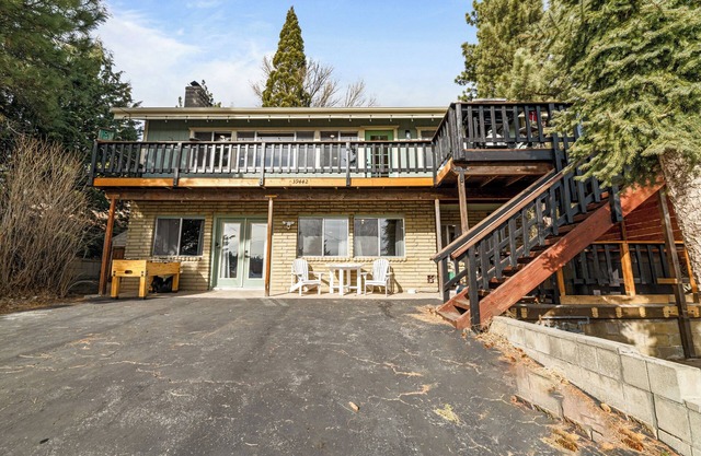 Family Fun Cabin - 5 bedroom mountain home with Game Room, Hot Tub and Lake Views!
