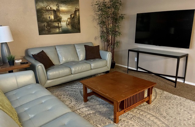 Family Fun House - sauna, tanning bed, trampoline, Foosball, disc golf and more!