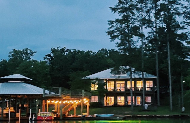 Family Fun Lake House - Near Auburn & Montgomery