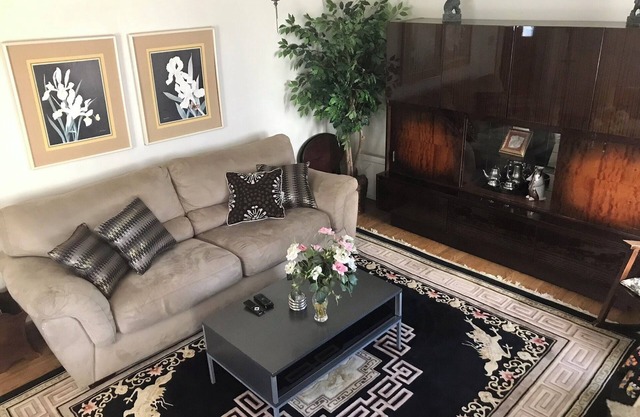Family Fun & Pet Hugs: Cozy 3-bedroom Home away from Home.