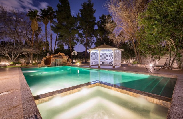 Familienfreundlich 3500 Sq Ft 5 Bed 4. 5 Bad Pool, Spa, 2 Meilen von Streifen