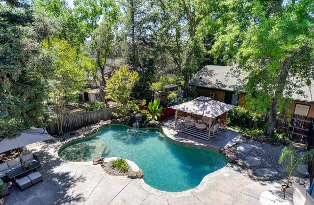 Family Fun & Relaxation! 6-guests, beautiful backyard