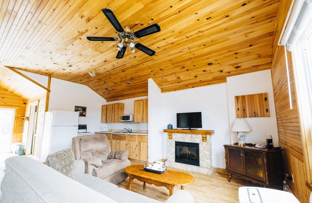 Family Fun Retreat: Modern 2BR Cottage near Cavendish Beach, Shops & Attractions