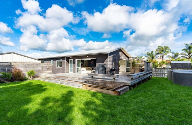 Family Fun - Sunny, fully-fenced, holiday home - walk to the village, markets, Bennetts, Tavern and more