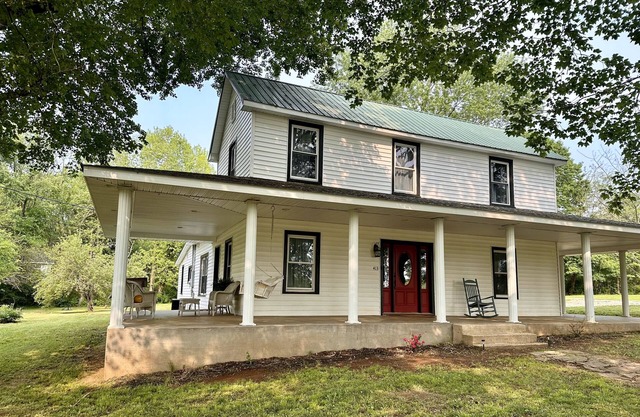 Family getaway beautiful wraparound porch sleeps 13+ near hiking and state parks