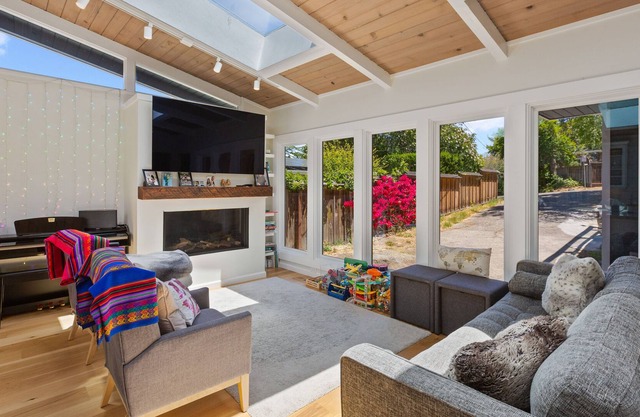 Family Getaway! Charming & Bright Mill Valley Home