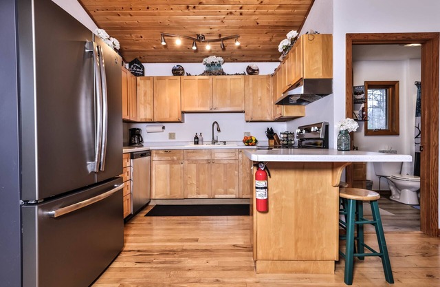 🌟Family Getaway🔥FirePit🔥Game room🌟Lake Front💧Private Location🌟Close to town🏖️