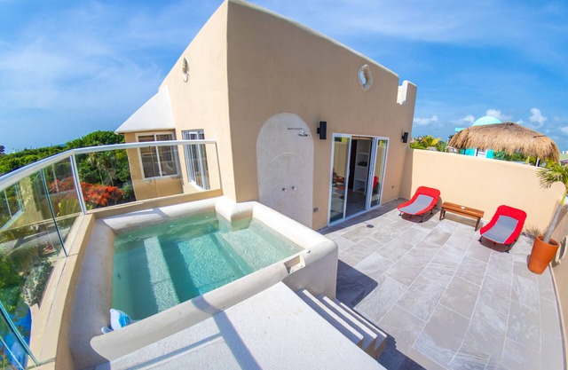Family getaway in this charming townhouse just steps away from Yal Ku Laggon!