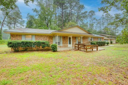 Family Getaway on 4 Acres in Mineola!