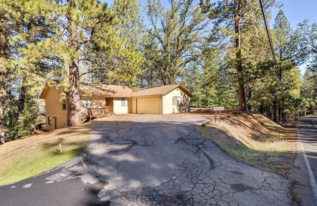Family Getaway! Walking distance to the lake and close to Yosemite!