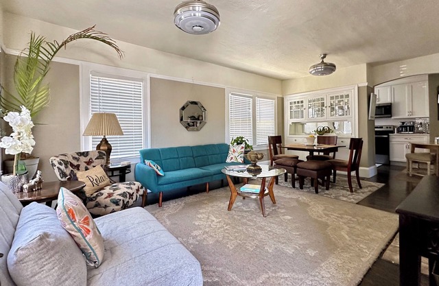 Family/Group Friendly*Fast WiFi*FRE Parking*Private YD/Patio, Centrally located urban oasis * fast