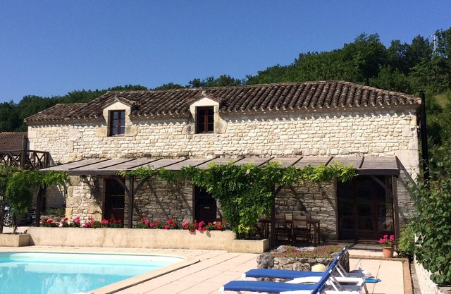 Familienferienhaus in ländlichem Frankreich mit großem Pool und weit reichenden Ansichten