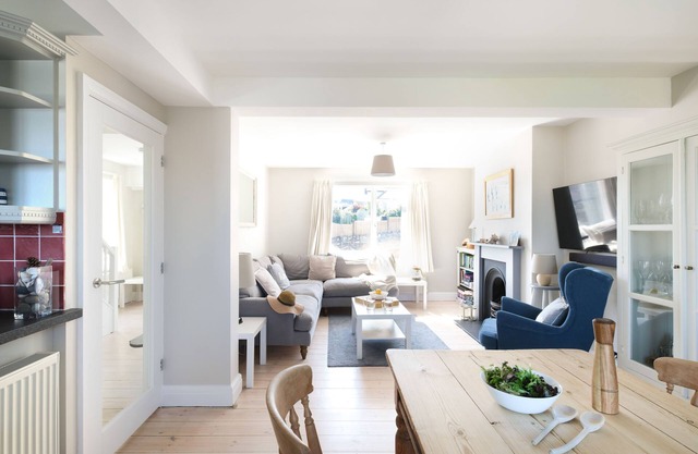 Salcombe - helles und geräumiges Familienhaus am Meer. Parkplatz, Balkon, großer Garten